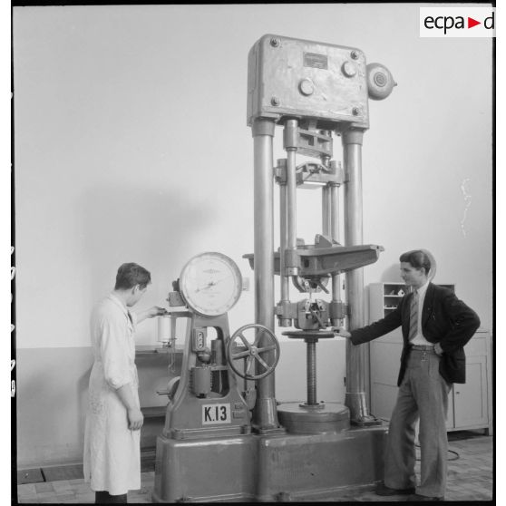 Des ingénieurs de l'atelier de réparation de l'armée de l'Air (ARAA) de Toulouse présentent un instrument de pesage de la société Trayvou.
