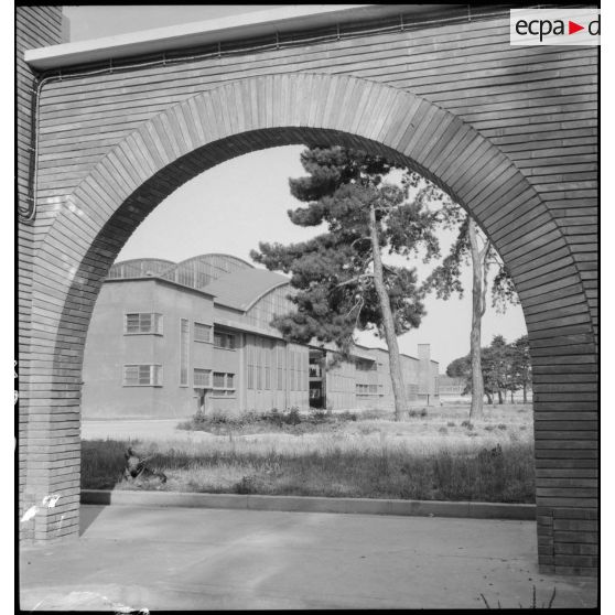 Hangar de l'atelier de réparation de l'armée de l'Air (ARAA) sur l'aérodrome de Toulouse.
