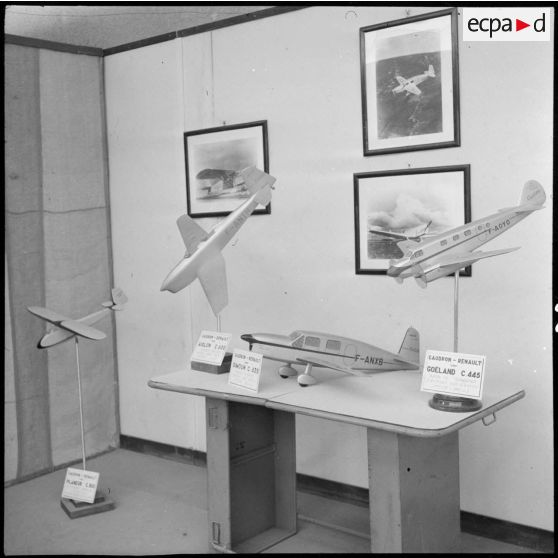 Exposition sur l'aviation civile et militaire au palais des congrès de Marseille dans le cadre de la foire exposition de la ville.