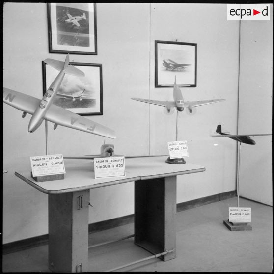 Exposition sur l'aviation civile et militaire au palais des congrès de Marseille dans le cadre de la foire exposition de la ville.