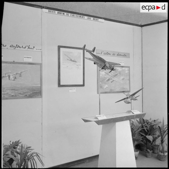 Exposition sur l'aviation civile et militaire au palais des congrès de Marseille dans le cadre de la foire exposition de la ville.