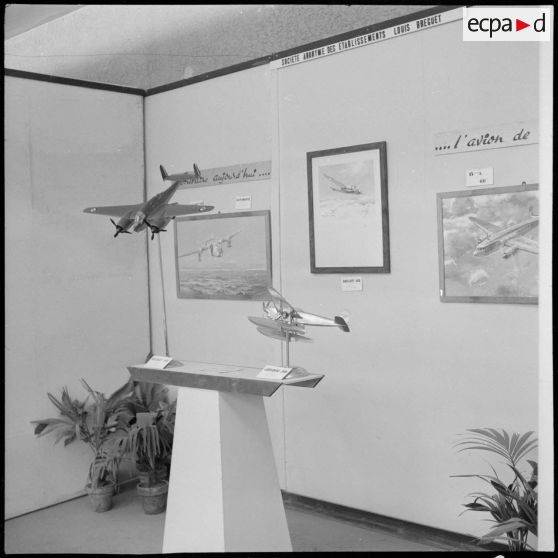Exposition sur l'aviation civile et militaire au palais des congrès de Marseille dans le cadre de la foire exposition de la ville.