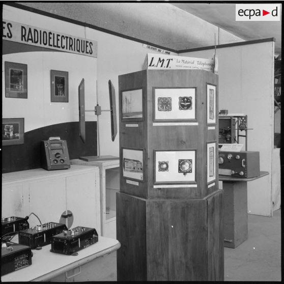 Exposition sur l'aviation civile et militaire au palais des congrès de Marseille dans le cadre de la foire exposition de la ville.