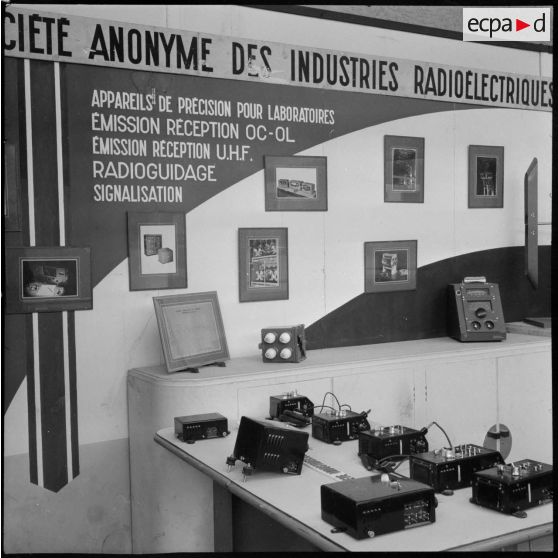 Exposition sur l'aviation civile et militaire au palais des congrès de Marseille dans le cadre de la foire exposition de la ville.