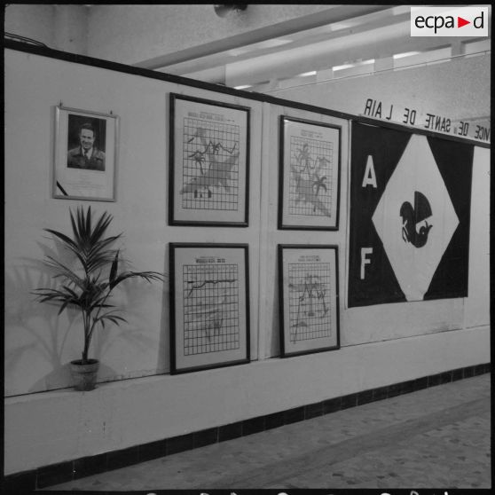 Exposition sur l'aviation civile et militaire au palais des congrès de Marseille dans le cadre de la foire exposition de la ville.