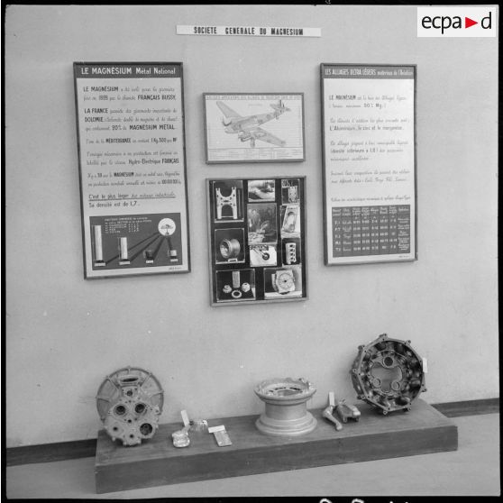 Exposition sur l'aviation civile et militaire au palais des congrès de Marseille dans le cadre de la foire exposition de la ville.