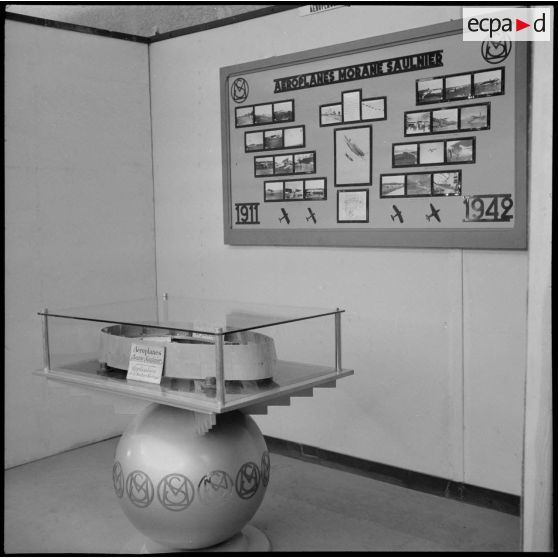 Exposition sur l'aviation civile et militaire au palais des congrès de Marseille dans le cadre de la foire exposition de la ville.