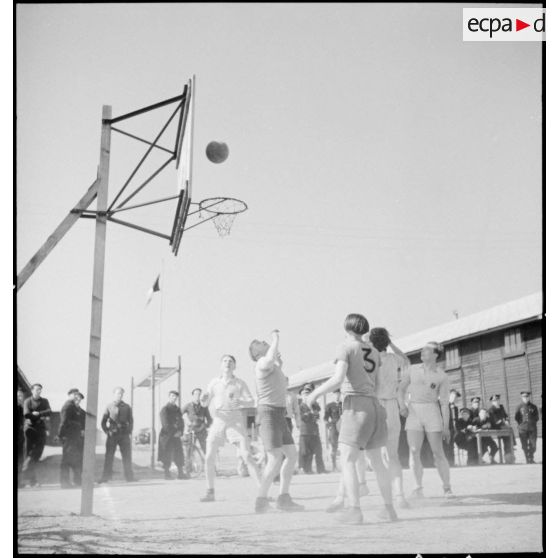 Match de basket-ball entre unités de l'armée de l'Air d'armistice.