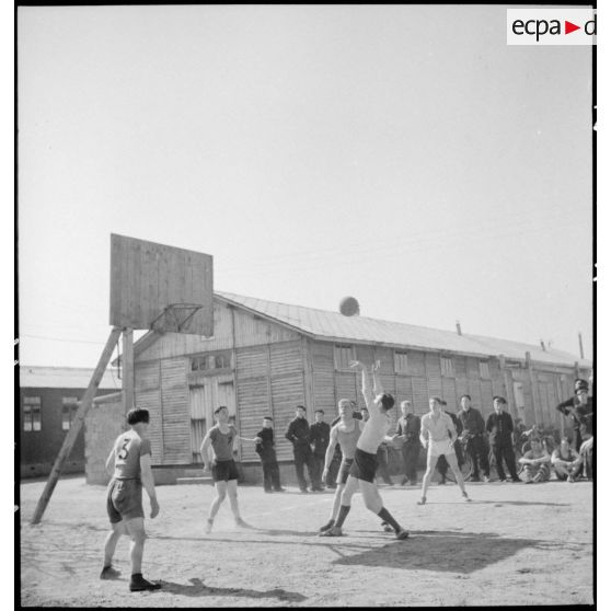 Match de basket-ball entre unités de l'armée de l'Air d'armistice.