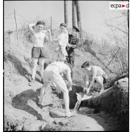 Des aviateurs de l'armée de l'Air d'armistice se rafraîchissent après avoir disputé un match de basket-ball.