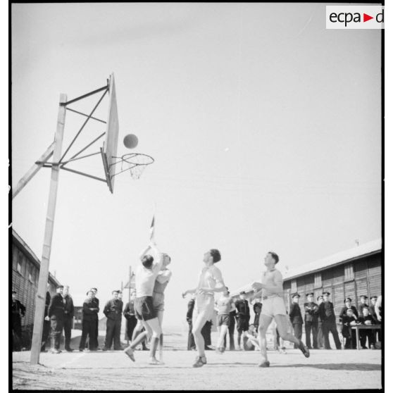Match de basket-ball entre unités de l'armée de l'Air d'armistice.