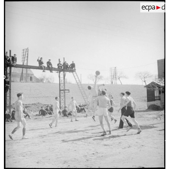 Match de basket-ball entre unités de l'armée de l'Air d'armistice.