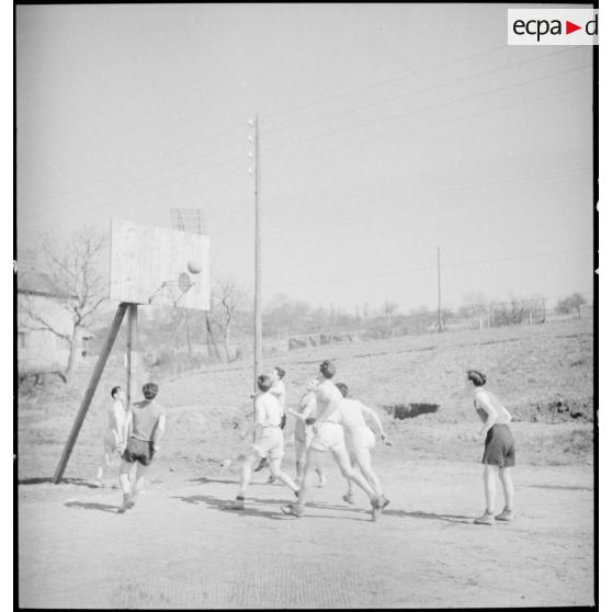 Match de basket-ball entre unités de l'armée de l'Air d'armistice.