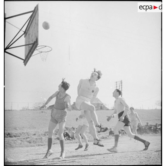 Match de basket-ball entre unités de l'armée de l'Air d'armistice.
