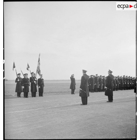 Les autorités saluent le drapeau de l'escadron de chasse II/9 (EC II/9) sur la base aérienne d'Aulnat.