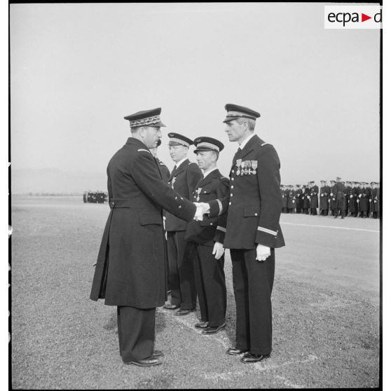 Au cours d'une prise d'armes sur la base aérienne d'Aulnat, le général de division aérienne Jean-Charles Romatet, chef d'état-major de l'armée de l'Air, félicite des officiers qui viennent d'être décorés de la croix de chevalier de la Légion d'honneur.