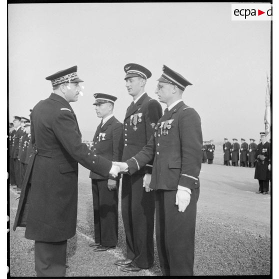 Au cours d'une prise d'armes sur la base aérienne d'Aulnat, le général de division aérienne Jean-Charles Romatet, chef d'état-major de l'armée de l'Air, félicite des sous-officiers qui viennent d'être décorés.
