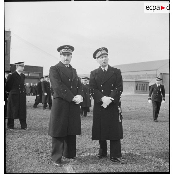 Les autorités qui président une prise d'armes sur la base aérienne d'Aulnat, le général de division aérienne Jean-Charles Romatet (à gauche), chef d'état-major de l'armée de l'Air et un général de corps aérien.