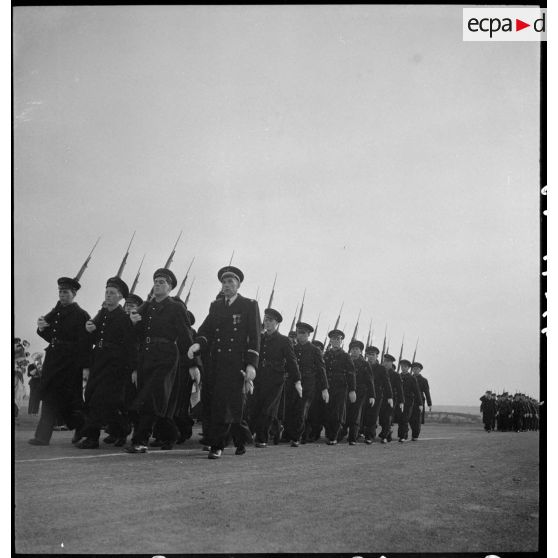 Défilé des troupes à l'issue d'une prise d'armes sur la base aérienne d'Aulnat.