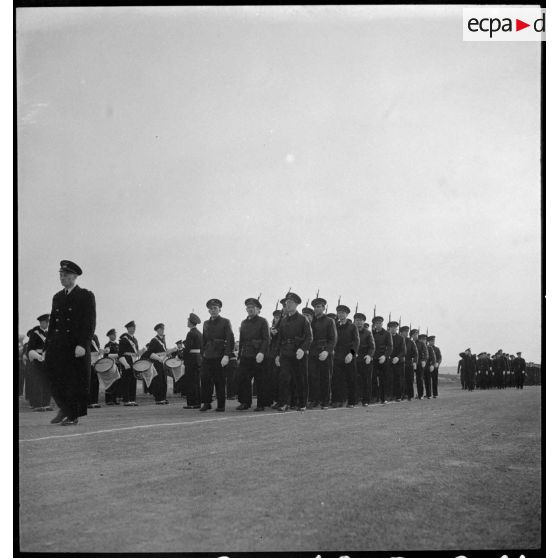 Défilé des troupes à l'issue d'une prise d'armes sur la base aérienne d'Aulnat.