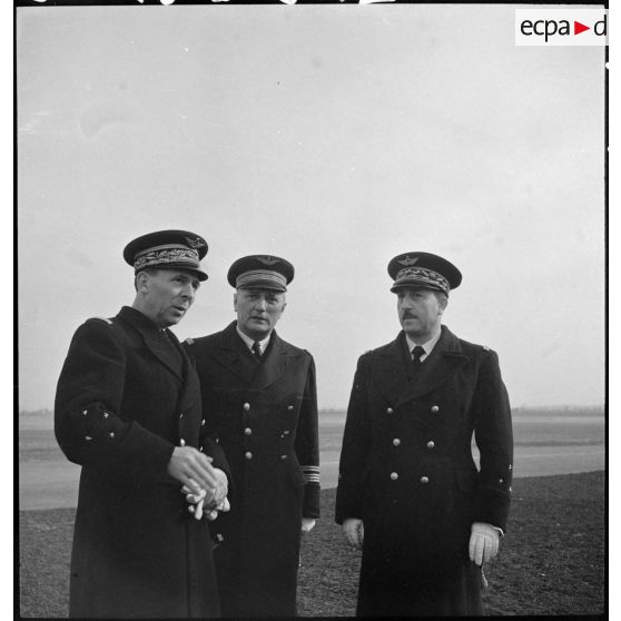 Les autorités qui président une prise d'armes sur la base aérienne d'Aulnat.