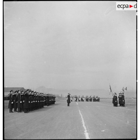 Le colonel commandant la base aérienne d'Aulnat salue le drapeau de l'escadron de chasse II/9 au cours d'une prise d'armes.
