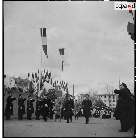 Arrivée des autorités militaires sur un stade de Clermont-Ferrand pour assister à un championnat sportif militaire.