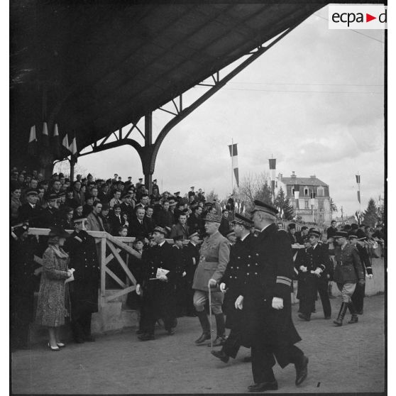 Arrivée des autorités militaires sur un stade de Clermont-Ferrand pour assister à un championnat sportif militaire.