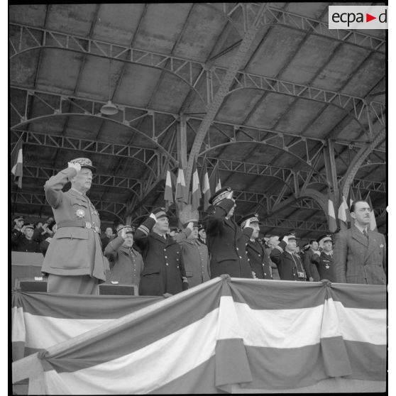 Salut des autorités militaires lors de la montée des couleurs avant les compétitions d'un championnat sportif militaire sur un stade à Clermont-Ferrand.
