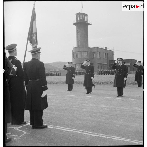 Les autorités saluent le drapeau de l'escadron de chasse II/9 (EC II/9) sur la base aérienne d'Aulnat.