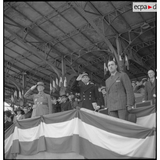Salut des autorités militaires lors de la montée des couleurs avant les compétitions d'un championnat sportif militaire sur un stade à Clermont-Ferrand.