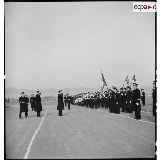 Les autorités saluent le drapeau de l'escadron de chasse II/9 (EC II/9) sur la base aérienne d'Aulnat.