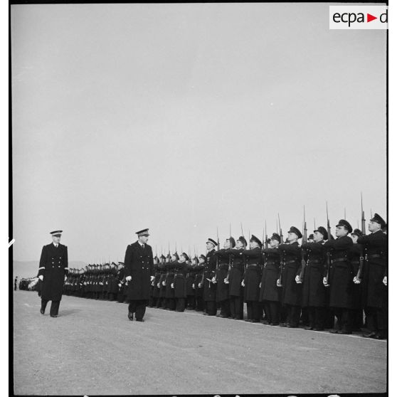 Au cours d'une prise d'armes sur la base aérienne d'Aulnat, le général de division aérienne Jean-Charles Romatet, chef d'état-major de l'armée de l'Air, passe les troupes en revue.