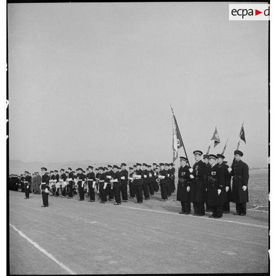 Le drapeau de l'escadron de chasse II/9 et une musique de l'Air se trouvent sur la base aérienne d'Aulnat pour une prise d'armes.