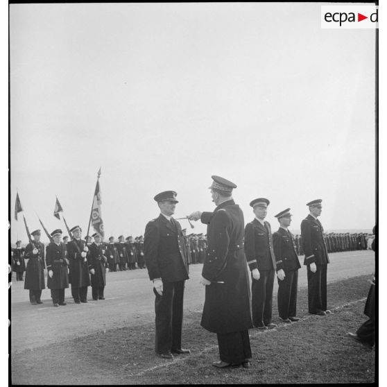 Au cours d'une prise d'armes sur la base aérienne d'Aulnat, un général de corps aérien adoube un commandant après l'avoir décoré.