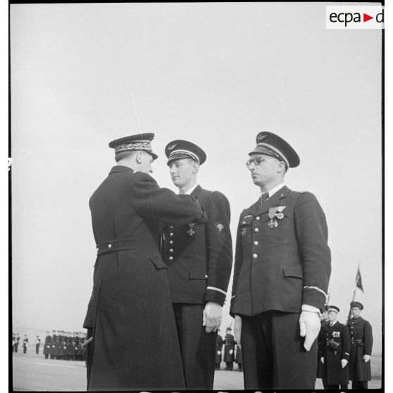 Au cours d'une prise d'armes sur la base aérienne d'Aulnat, un général de corps aérien décore un adjudant-chef.