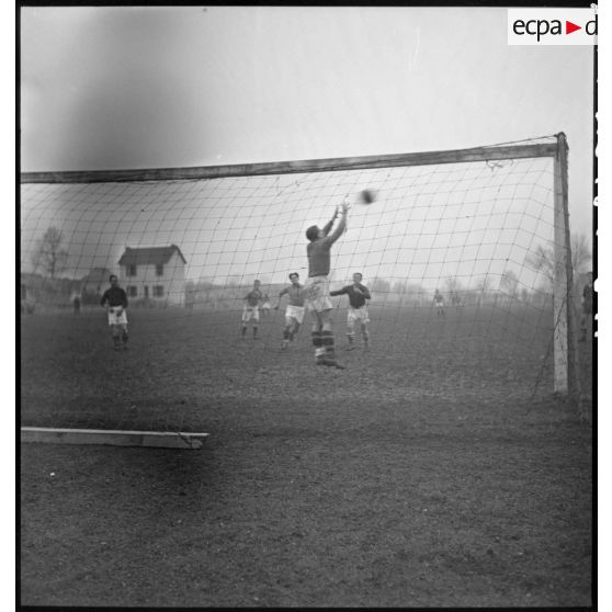 Phase du match de football opposant les équipes des bases aériennes de Vichy et de Châteauroux.