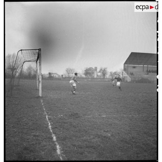 Phase du match de football opposant les équipes des bases aériennes de Vichy et de Châteauroux.