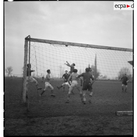 Phase du match de football opposant les équipes des bases aériennes de Vichy et de Châteauroux.
