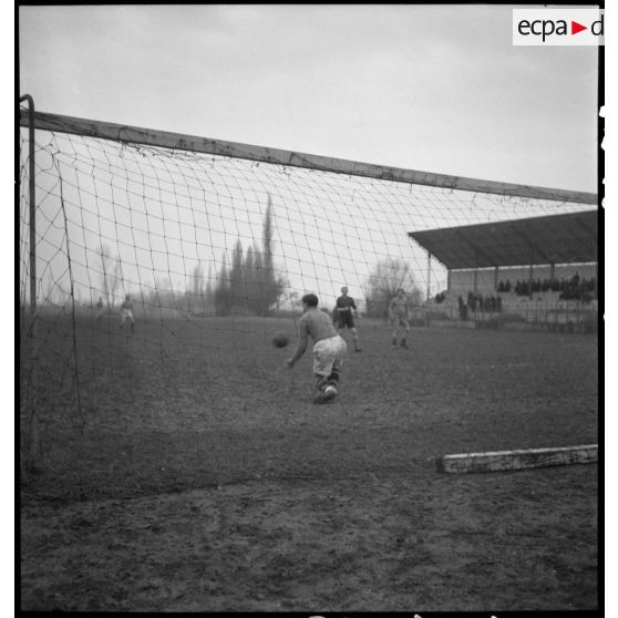 Phase du match de football opposant les équipes des bases aériennes de Vichy et de Châteauroux.