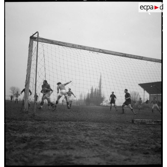Phase du match de football opposant les équipes des bases aériennes de Vichy et de Châteauroux.