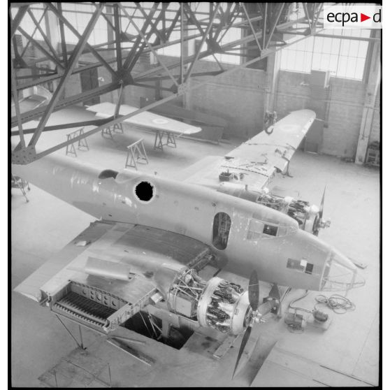 Assemblage de cellules et pièces de bombardiers Lioré et Olivier LeO 451 (LeO 45) dans l'ancien bâtiment de l'usine Forclum, sur le terrain d'aviation d'Ambérieu-en-Bugey.