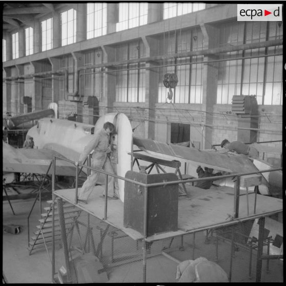 Assemblage de l'empennage d'un bombardier Lioré et Olivier LeO 451 (LeO 45) dans l'ancien bâtiment de l'usine Forclum, sur le terrain d'aviation d'Ambérieu-en-Bugey.