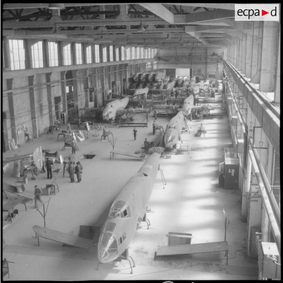 Assemblage de cellules et pièces de bombardiers Lioré et Olivier LeO 451 (LeO 45) dans l'ancien bâtiment de l'usine Forclum, sur le terrain d'aviation d'Ambérieu-en-Bugey.