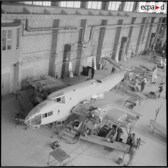 Assemblage de cellules et pièces de bombardiers Lioré et Olivier LeO 451 (LeO 45) dans l'ancien bâtiment de l'usine Forclum, sur le terrain d'aviation d'Ambérieu-en-Bugey.