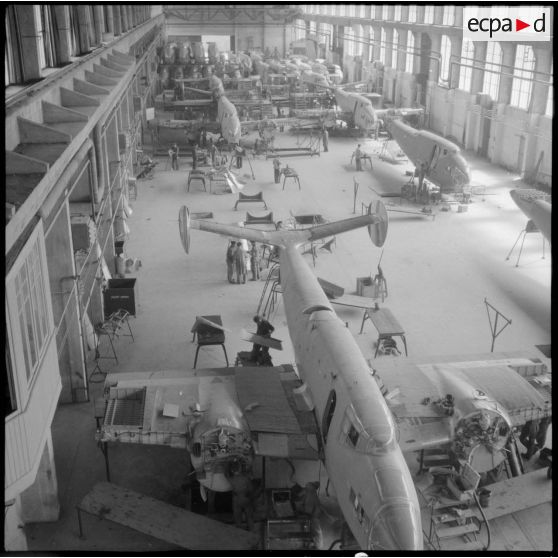 Assemblage de cellules et pièces de bombardiers Lioré et Olivier LeO 451 (LeO 45) dans l'ancien bâtiment de l'usine Forclum, sur le terrain d'aviation d'Ambérieu-en-Bugey.