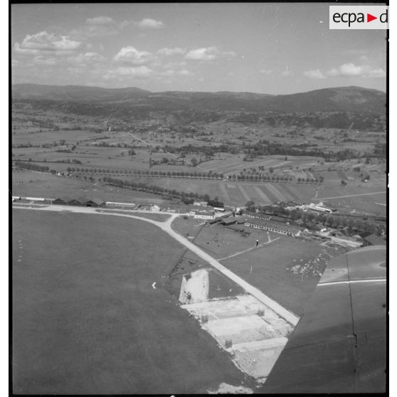 Vue aérienne des bâtiments de l'ancienne usine Forclum qui abritent la chaîne d'assemblage de bombardiers Lioré et Olivier LeO 451 (LeO 45) sur le terrain d'aviation d'Ambérieu-en-Bugey.