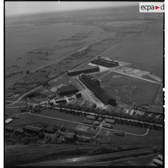 Vue aérienne des bâtiments de l'ancienne usine Forclum qui abritent la chaîne d'assemblage de bombardiers Lioré et Olivier LeO 451 (LeO 45) sur le terrain d'aviation d'Ambérieu-en-Bugey.