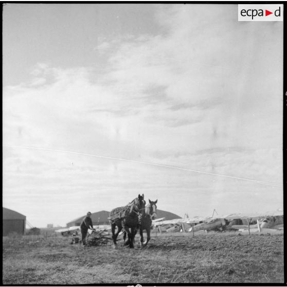 Labour d'un champ sur la base aérienne de stockage de Lyon-Bron.
