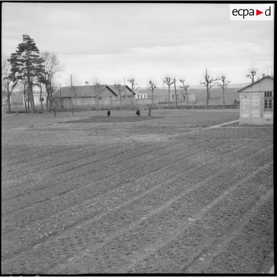 Labour d'un champ sur la base aérienne de stockage de Lyon-Bron.